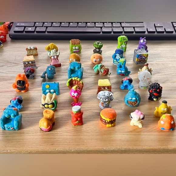 The Trash Pack Lot 230 toys garbage truck toilet grocery gang 3 chests RARE - Picture 7 of 11